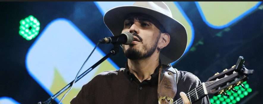 No momento, você está visualizando Cantor Henrique Maluf será atração do ao vivo na praça deste sábado.