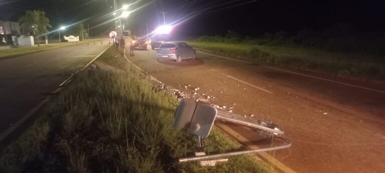 Carro atinge poste na MT-140 e provoca interdição na via