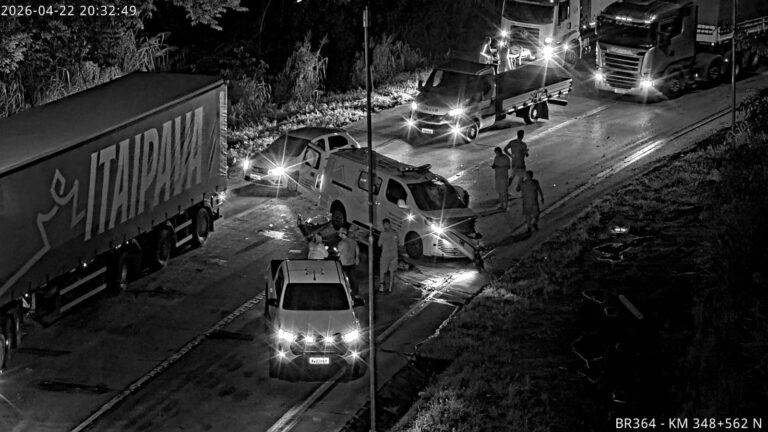 Enfermeira e motorista morrem após carreta bater na traseira de ambulância em MT