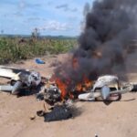 Polícia encontra drogas em avião que explodiu em estrada rural; piloto é procurado