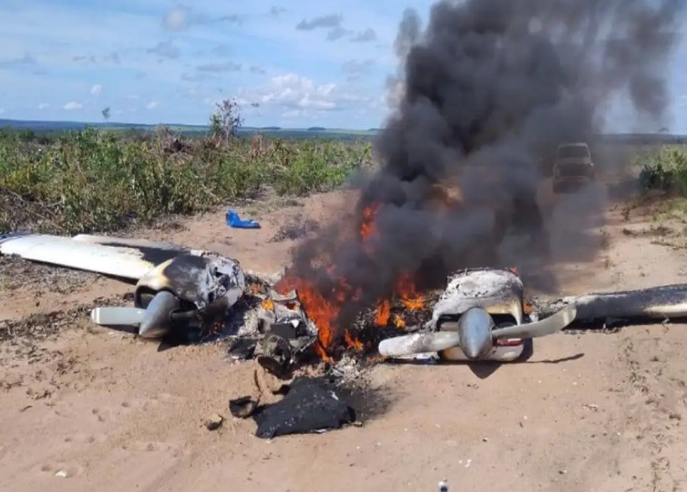Polícia encontra drogas em avião que explodiu em estrada rural; piloto é procurado