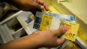 Governo propõe salário mínimo de R$ 1.717 em 2027