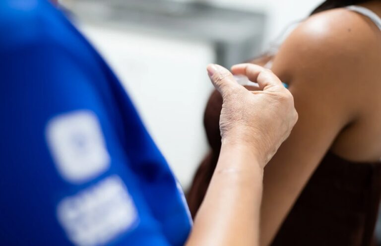 Vacina contra a gripe está disponível nas UBS para grupos prioritários