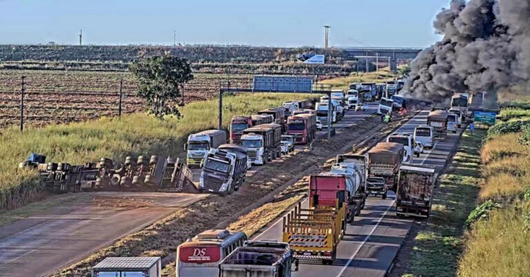 Duas ocorrências interditam BR-163 em Rondonópolis na manhã desta quarta-feira