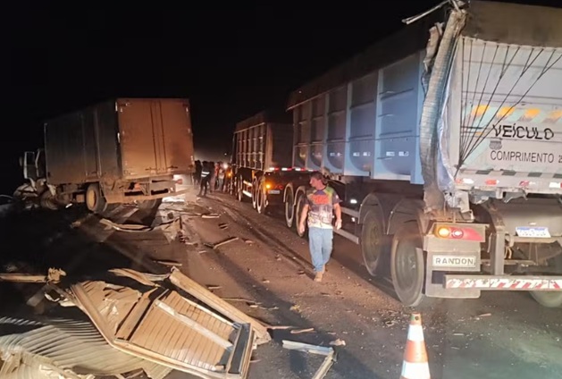 Acidente na MT-130 deixa dois mortos após choque entre carro e caminhão