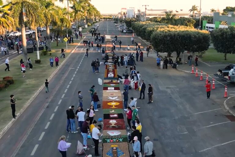 Corpus Christi reúne gerações em manhã de fé e tradição na confecção de tapetes