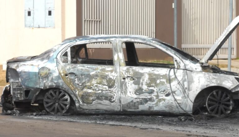 Mulher é suspeita de ameaçar marido com faca e atear fogo em carro após suposta traição