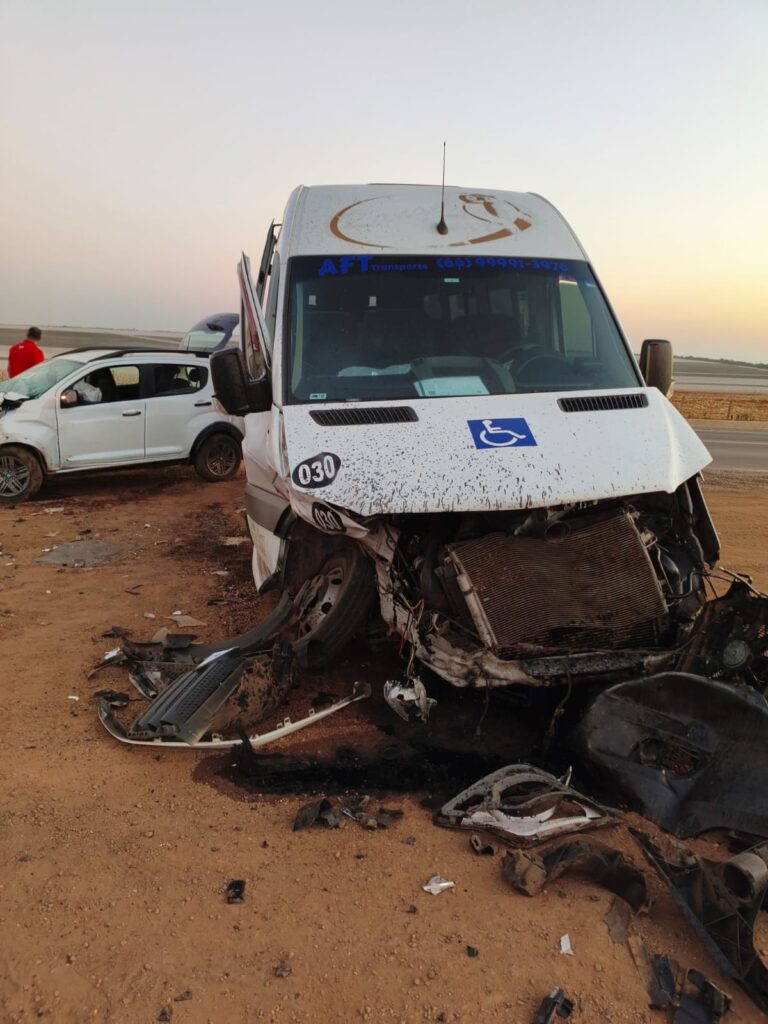Colisão entre carro e van deixa seis feridos na BR 070 em Campo Verde