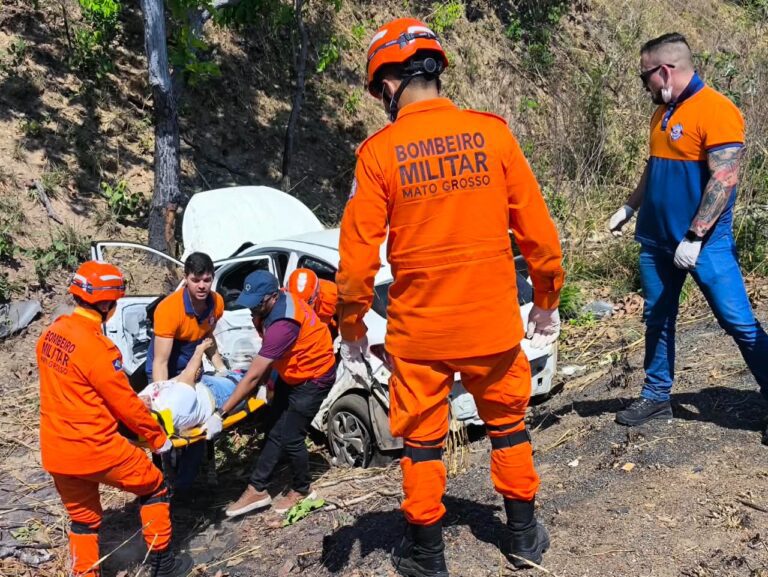Defesa Civil e Corpo de Bombeiros atendem vítimas após carro cair em ribanceira na BR-070